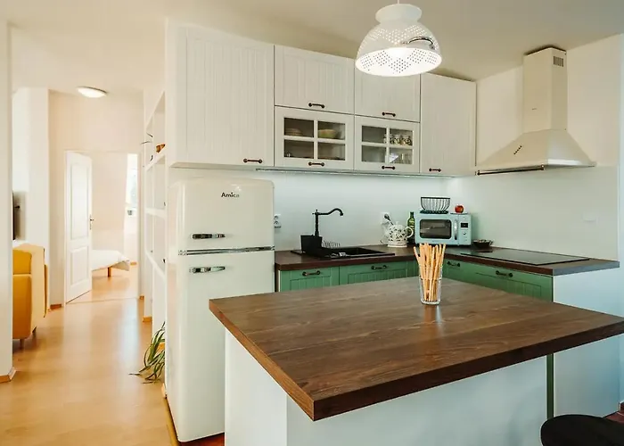 Majestic Views From A 60m2 Private Terrace - Castle, Cathedral, Old Town *