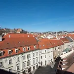 Majestic Views From A 60m2 Private Terrace - Castle, Cathedral, Old Town Διαμέρισμα *