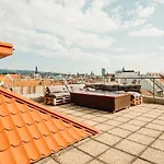 Majestic Views From A 60m2 Private Terrace - Castle, Cathedral, Old Town Διαμέρισμα