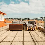 Majestic Views From A 60m2 Private Terrace - Castle, Cathedral, Old Town Διαμέρισμα