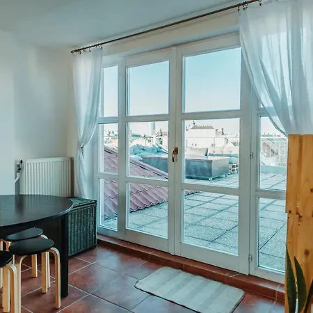 Majestic Views From A 60m2 Private Terrace - Castle, Cathedral, Old Town Διαμέρισμα *